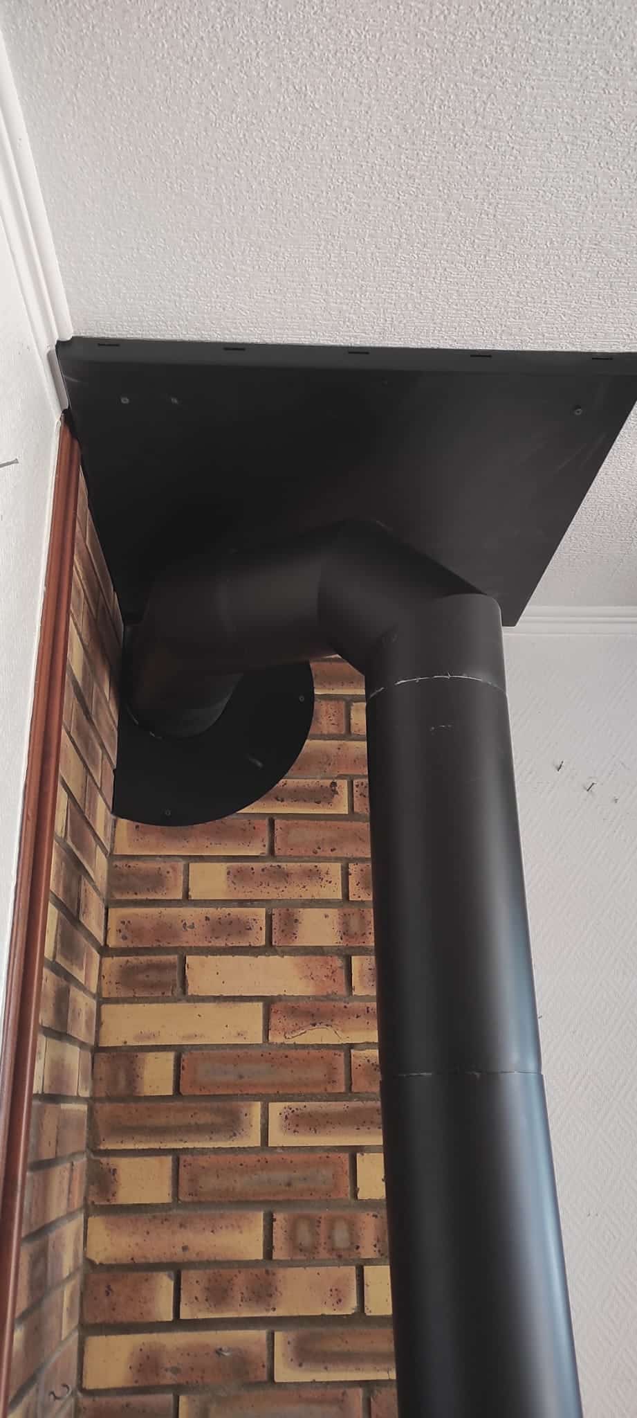 Raccordement conduit de fumée poêle à bois avec coude intérieur – installation conforme