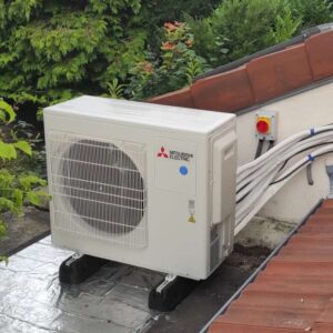 Groupe extérieur climatisation Mitsubishi installé sur toiture maison individuelle