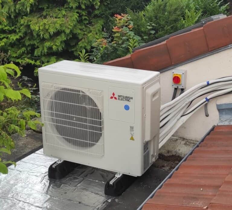 Groupe extérieur climatisation Mitsubishi installé sur toiture maison individuelle