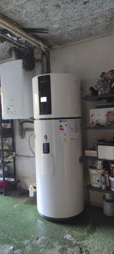 Ballon thermodynamique Haier installé pour l'eau chaude sanitaire d'une maison individuelle