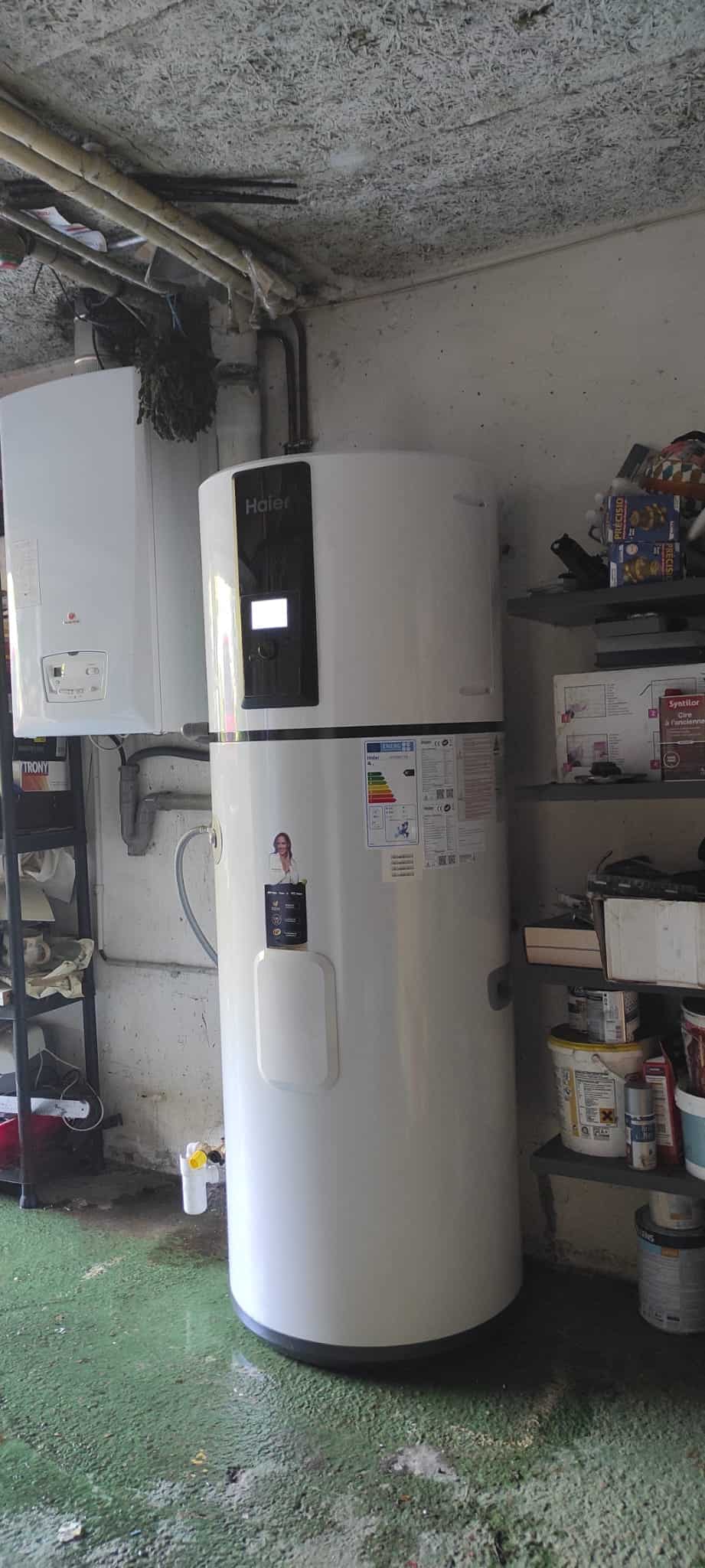 Ballon thermodynamique Haier installé pour l'eau chaude sanitaire d'une maison individuelle