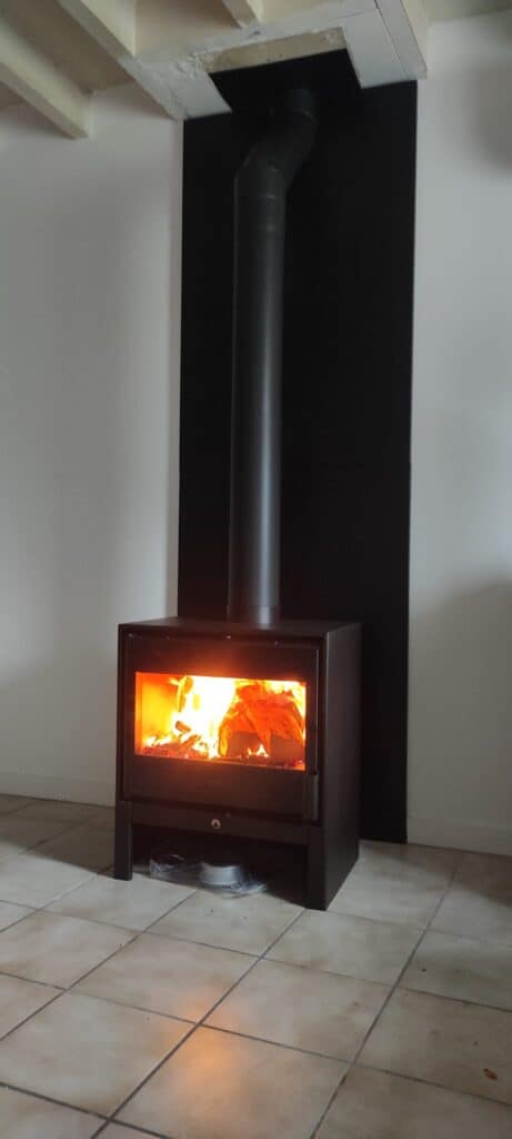 Installation poêle à bois avec conduit maçonné intérieur