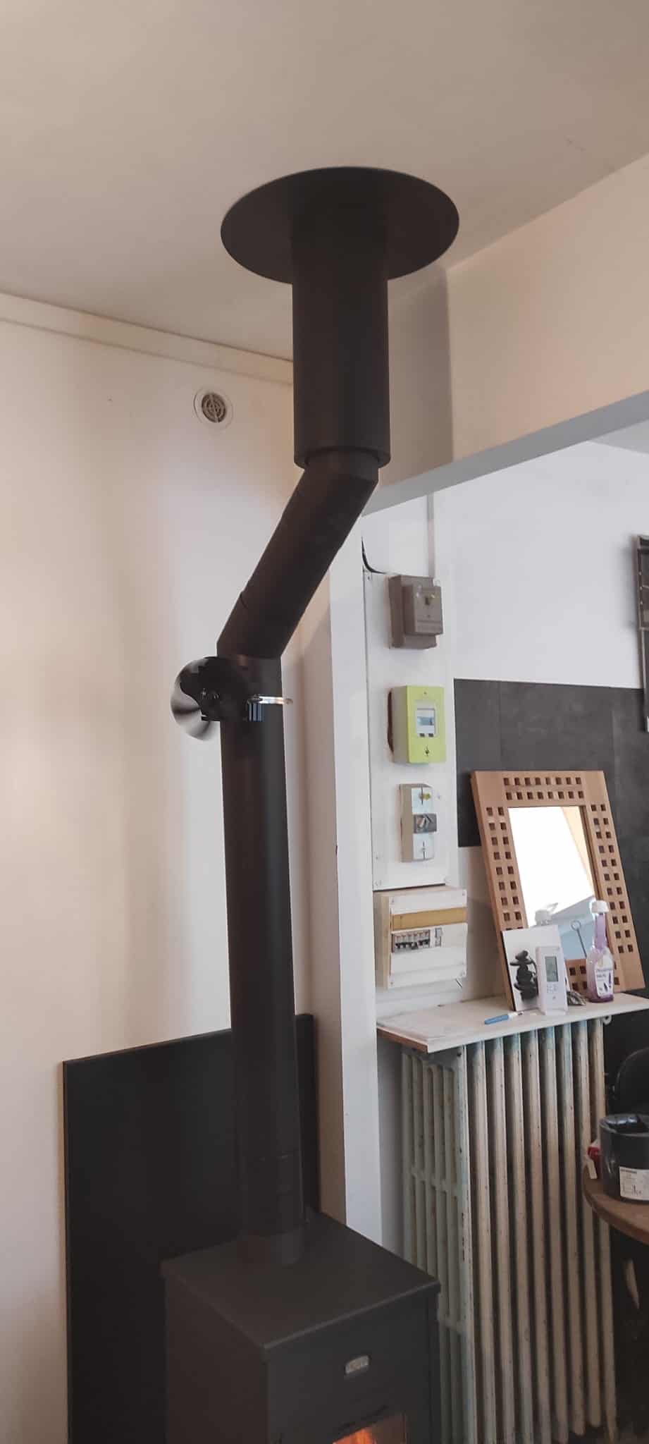 Conduit intérieur acier noir pour poêle à bois avec passage plafond sécurisé