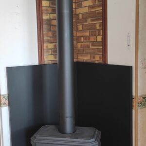 Poêle à bois avec conduit de fumée intérieur et plaque de protection murale – installation conforme