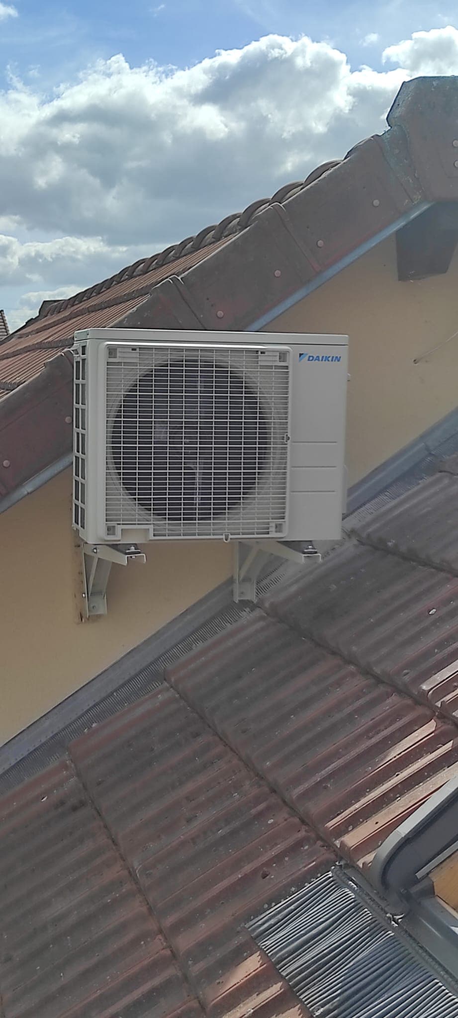 Installation pompe à chaleur air/air Daikin – unité extérieure fixée en façade sur toiture