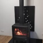 Installation poêle à bois moderne avec conduit extérieur inox – EnergoPrime Île-de-France