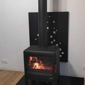 Installation poêle à bois moderne avec conduit extérieur inox – EnergoPrime Île-de-France