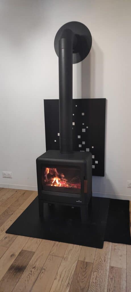 Installation poêle à bois moderne avec conduit extérieur inox – EnergoPrime Île-de-France