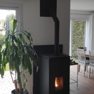 Poêle à bois installé dans salon – installation complète avec conduit de fumée intérieur – maison