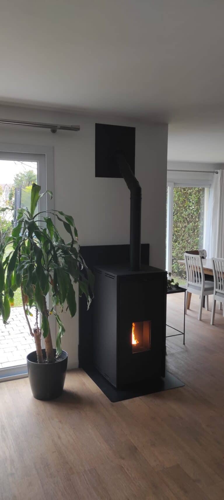 Poêle à bois installé dans salon – installation complète avec conduit de fumée intérieur – maison