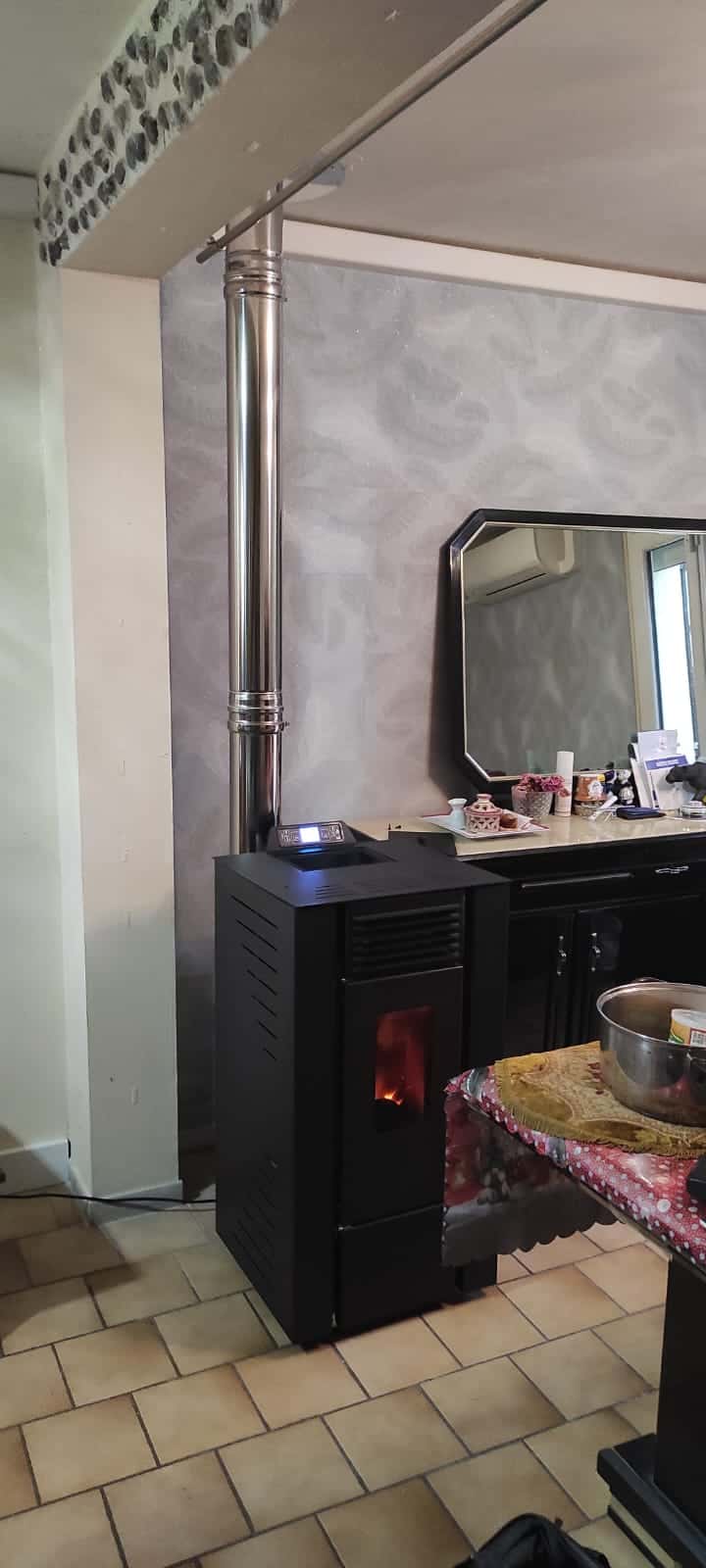 Installation poêle à granulés avec conduit intérieur – Maison individuelle