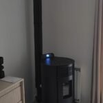 Poêle à granulés installé dans maison individuelle avec conduit intérieur