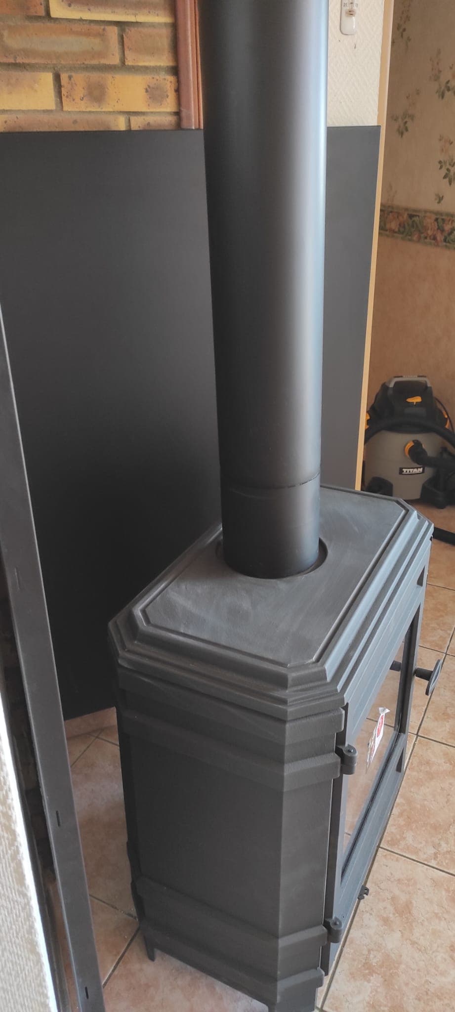 Raccordement bas poêle à bois avec conduit de fumée intérieur et arrivée d’air – installation conforme