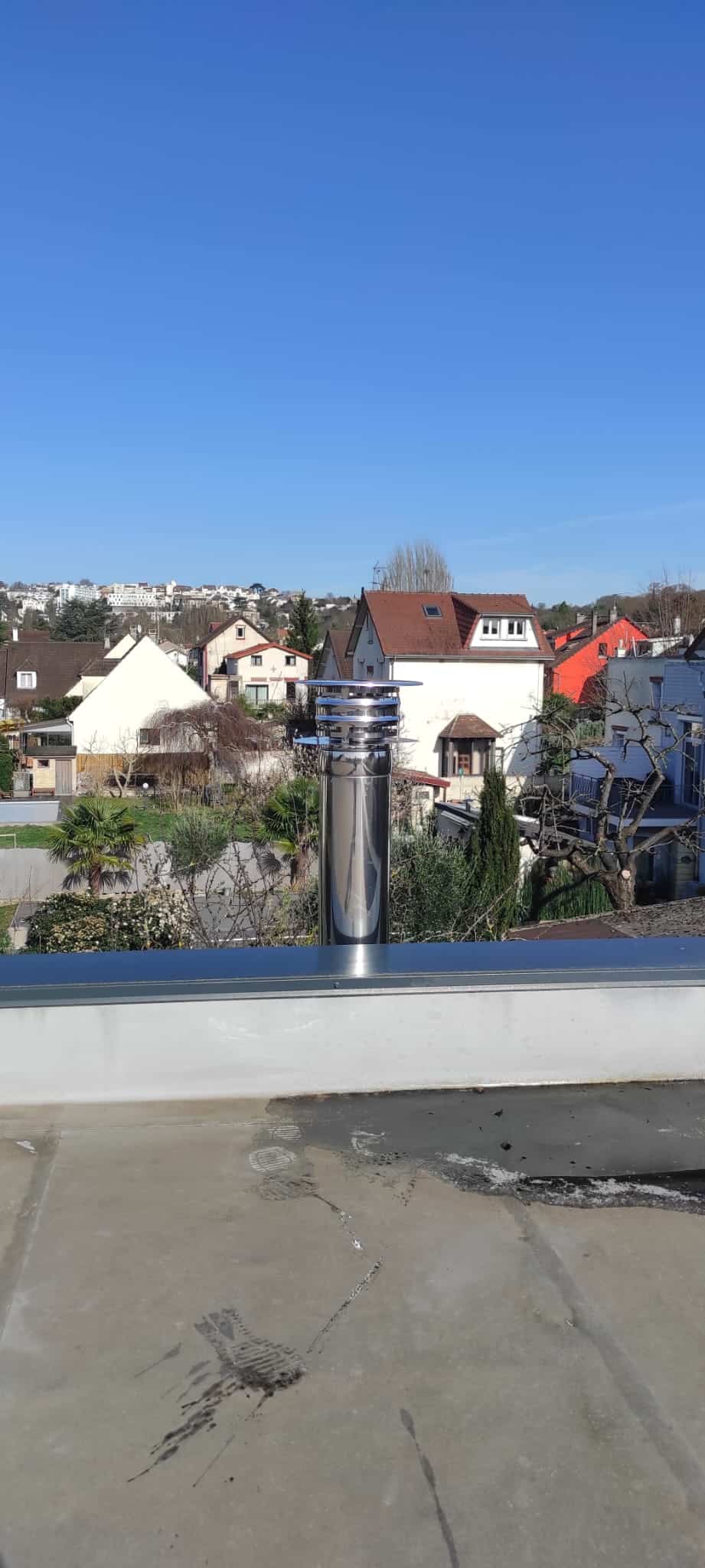 Sortie toiture conduit de fumée inox conforme DTU 24.1 – installation poêle à bois EnergoPrime Île-de-France