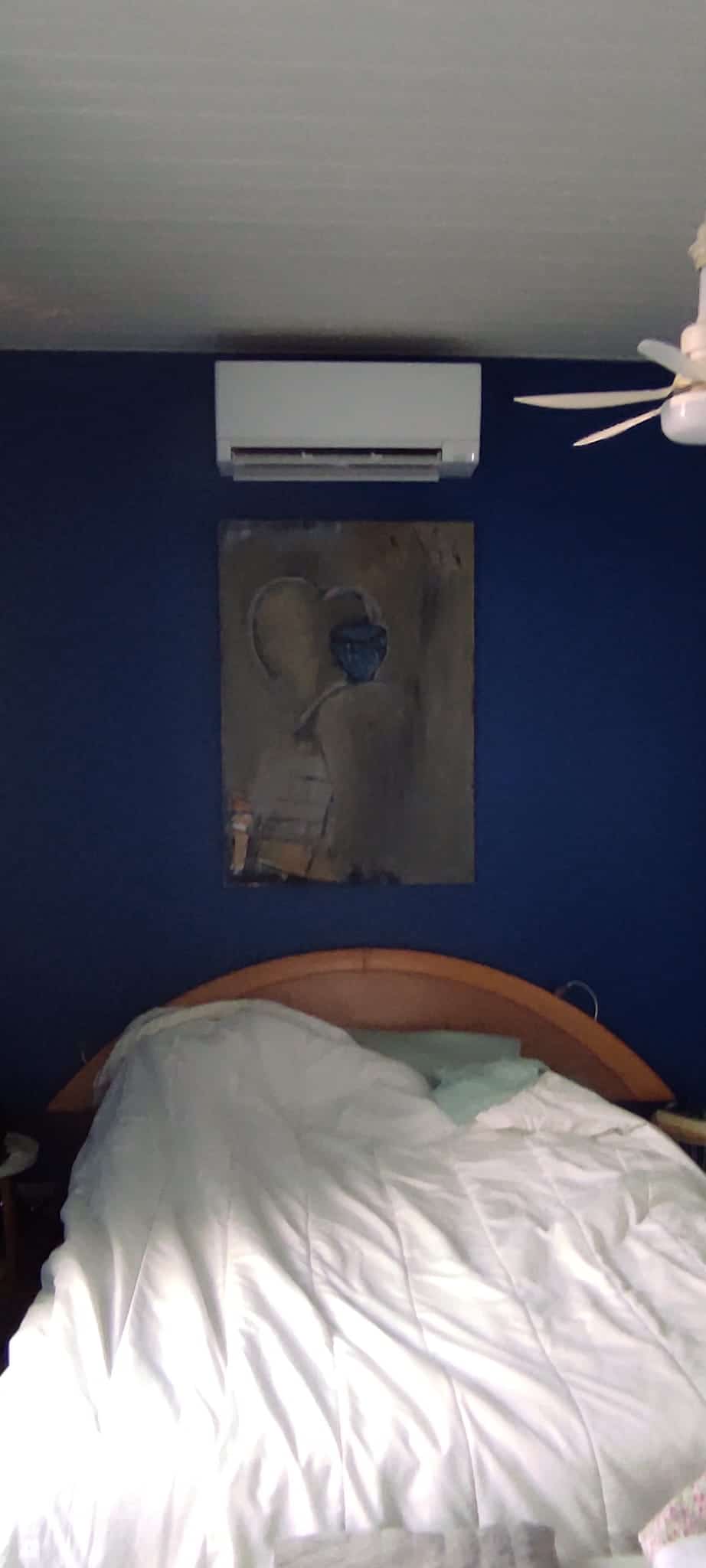 Unité intérieure climatisation murale installée dans chambre maison individuelle