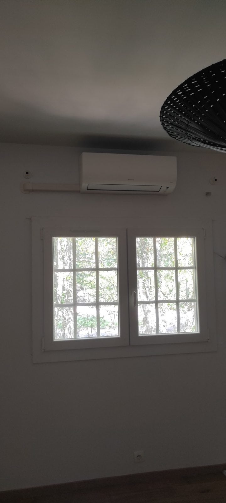 Unité intérieure murale Daikin installée au-dessus de la fenêtre