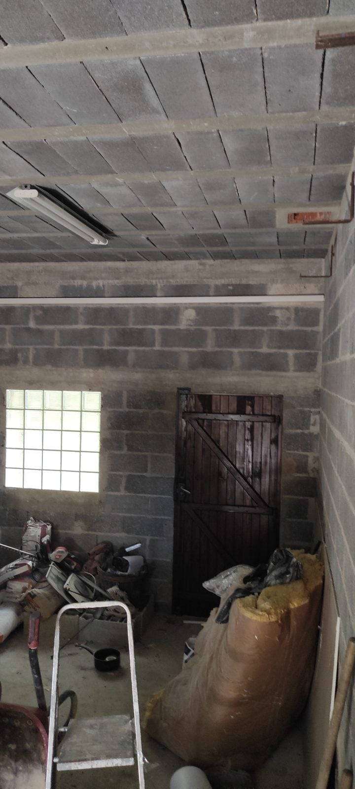 Passage des liaisons sous goulotte dans le garage