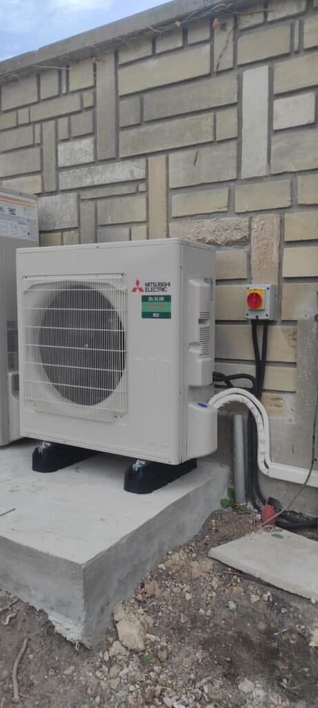 Groupe extérieur Mitsubishi Electric Mr Slim R32 sur plots anti-vibratiles – installation gainable Vernouillet (78)