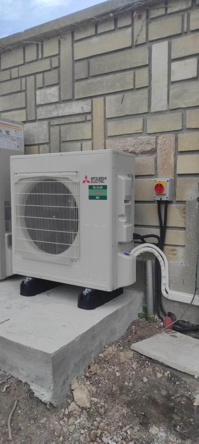 Groupe extérieur Mitsubishi Electric Mr Slim R32 sur plots anti-vibratiles – installation gainable Vernouillet (78)