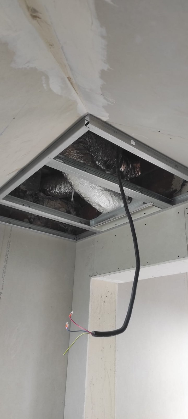 Ossature du faux plafond avec gaine isolée arrivant sur le plénum de soufflage